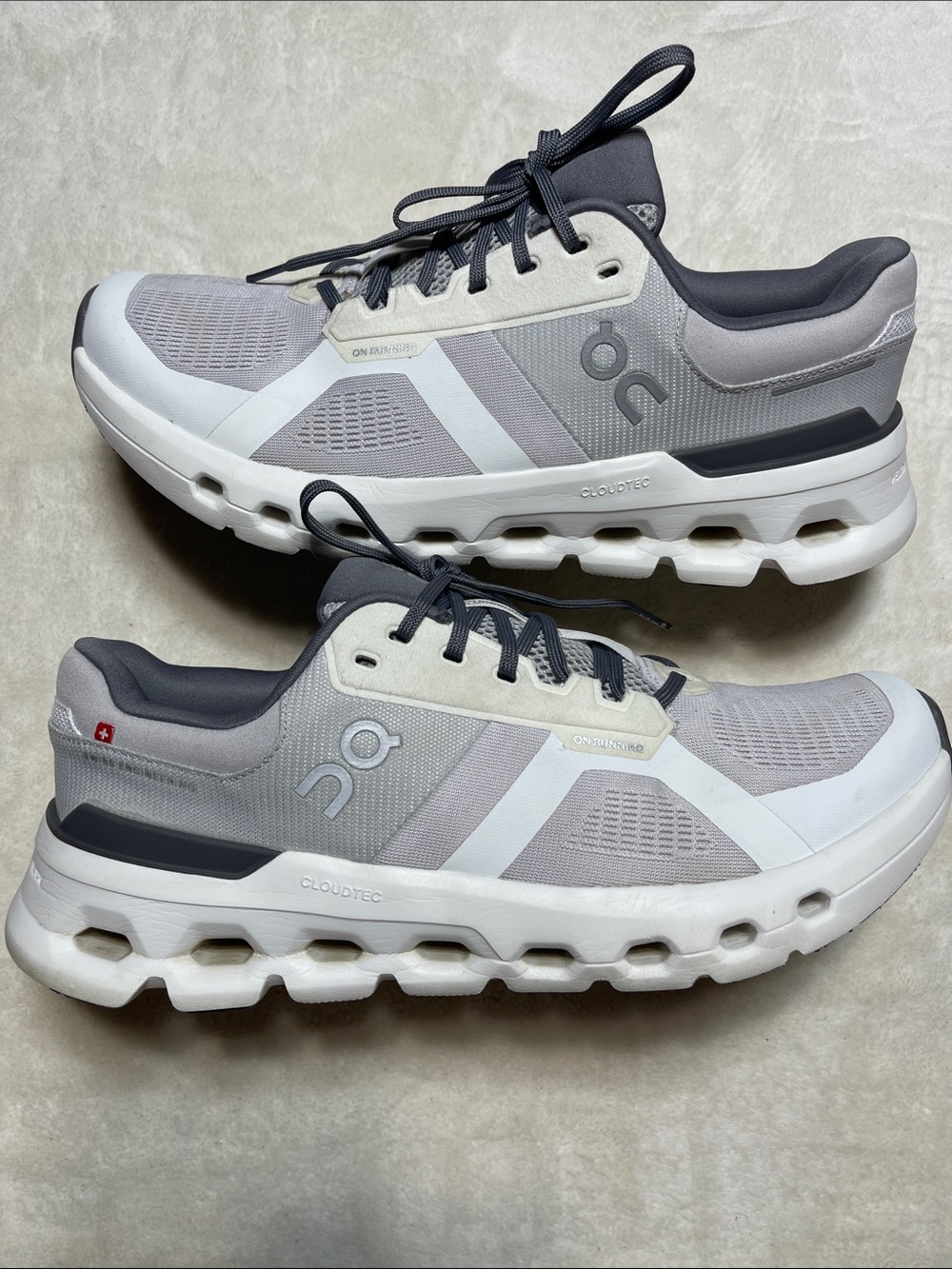 On CloudRunner Men's Athletic Shoes in Light Gray and White Size 10.5